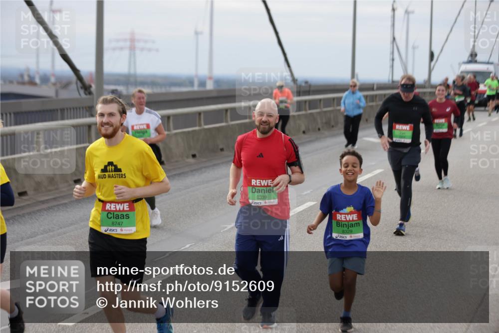 03.10.2025 - Köhlbrandbrückenlauf Jannik Wohlers http://msf.ph/oto/9152609 03.10.2025 16:01:40 Position 1 8747, 8339, 8329 meine-sportfotos.de