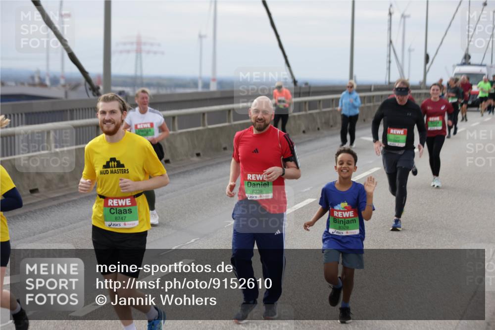 03.10.2025 - Köhlbrandbrückenlauf Jannik Wohlers http://msf.ph/oto/9152610 03.10.2025 16:01:40 Position 1 8747, 8339, 8329 meine-sportfotos.de