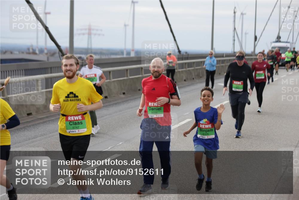 03.10.2025 - Köhlbrandbrückenlauf Jannik Wohlers http://msf.ph/oto/9152611 03.10.2025 16:01:40 Position 1 8747, 8339, 8329 meine-sportfotos.de