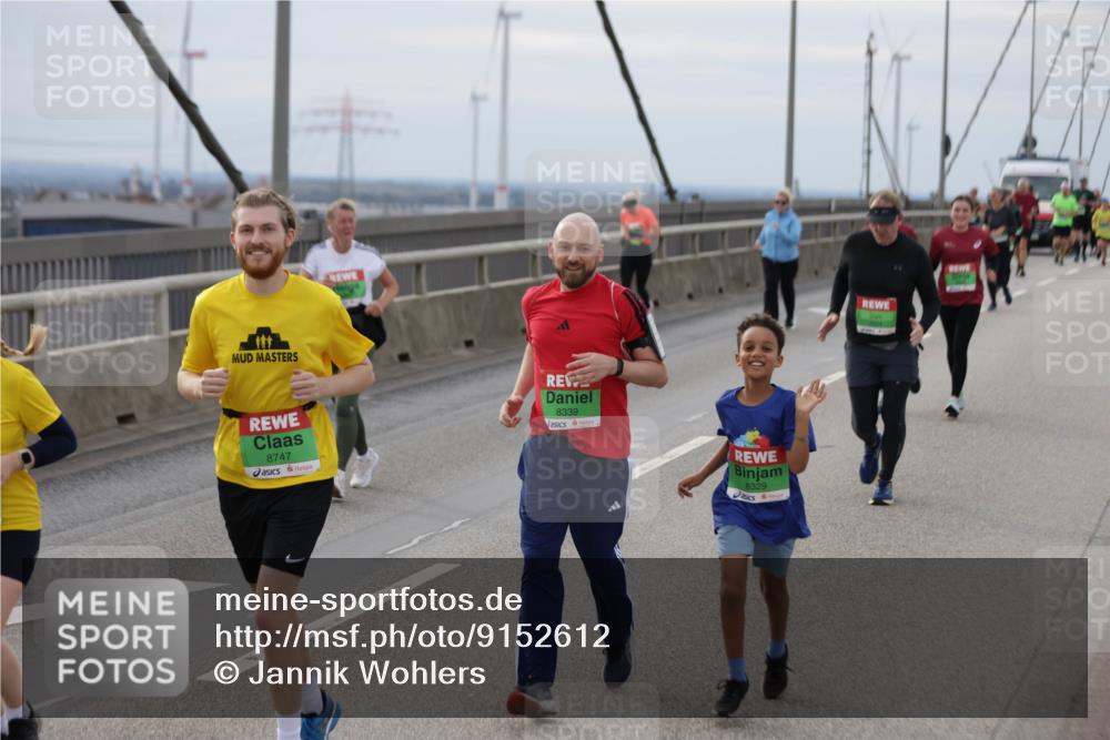 03.10.2025 - Köhlbrandbrückenlauf Jannik Wohlers http://msf.ph/oto/9152612 03.10.2025 16:01:40 Position 1 8747, 8339, 8329 meine-sportfotos.de