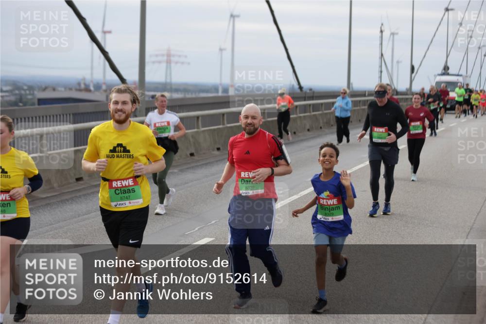 03.10.2025 - Köhlbrandbrückenlauf Jannik Wohlers http://msf.ph/oto/9152614 03.10.2025 16:01:40 Position 1 48, 8747, 8339, 8329 meine-sportfotos.de