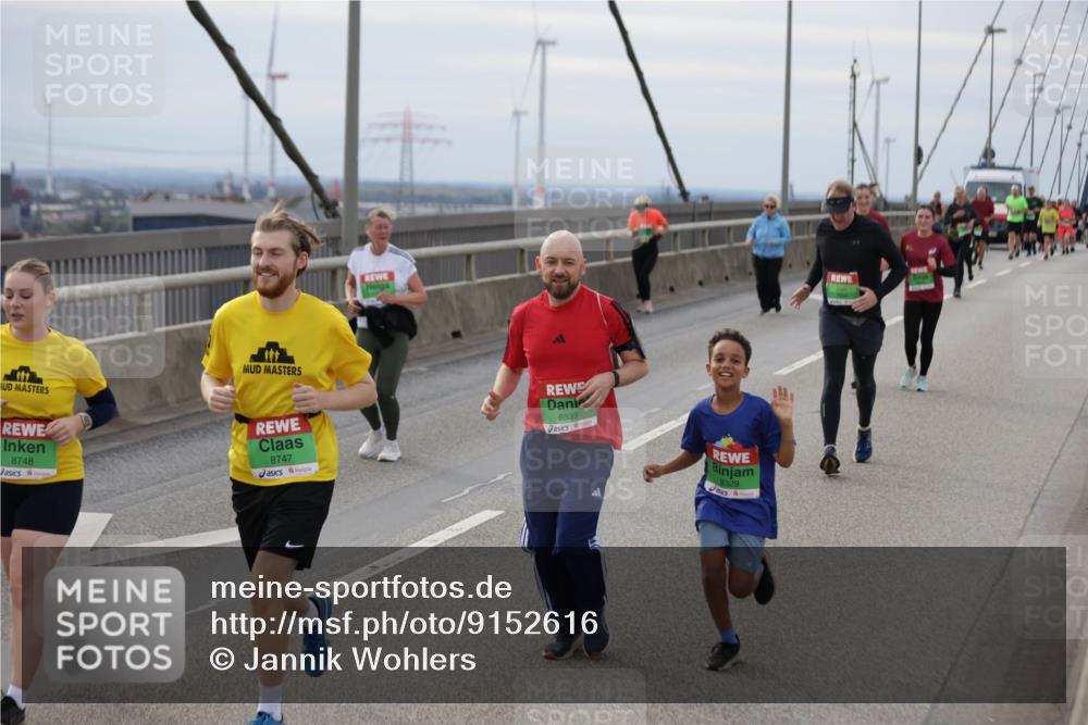 03.10.2025 - Köhlbrandbrückenlauf Jannik Wohlers http://msf.ph/oto/9152616 03.10.2025 16:01:40 Position 1 8748, 8747, 8339, 8329 meine-sportfotos.de
