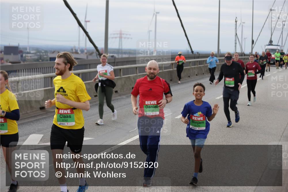03.10.2025 - Köhlbrandbrückenlauf Jannik Wohlers http://msf.ph/oto/9152620 03.10.2025 16:01:41 Position 1 8747, 8339, 8329 meine-sportfotos.de