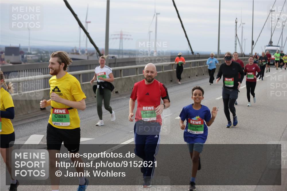 03.10.2025 - Köhlbrandbrückenlauf Jannik Wohlers http://msf.ph/oto/9152621 03.10.2025 16:01:41 Position 1 8747, 8339, 8329 meine-sportfotos.de