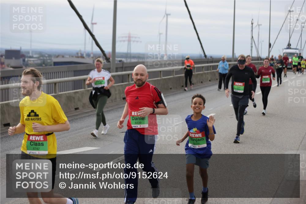 03.10.2025 - Köhlbrandbrückenlauf Jannik Wohlers http://msf.ph/oto/9152624 03.10.2025 16:01:41 Position 1 8747, 8339, 8329 meine-sportfotos.de