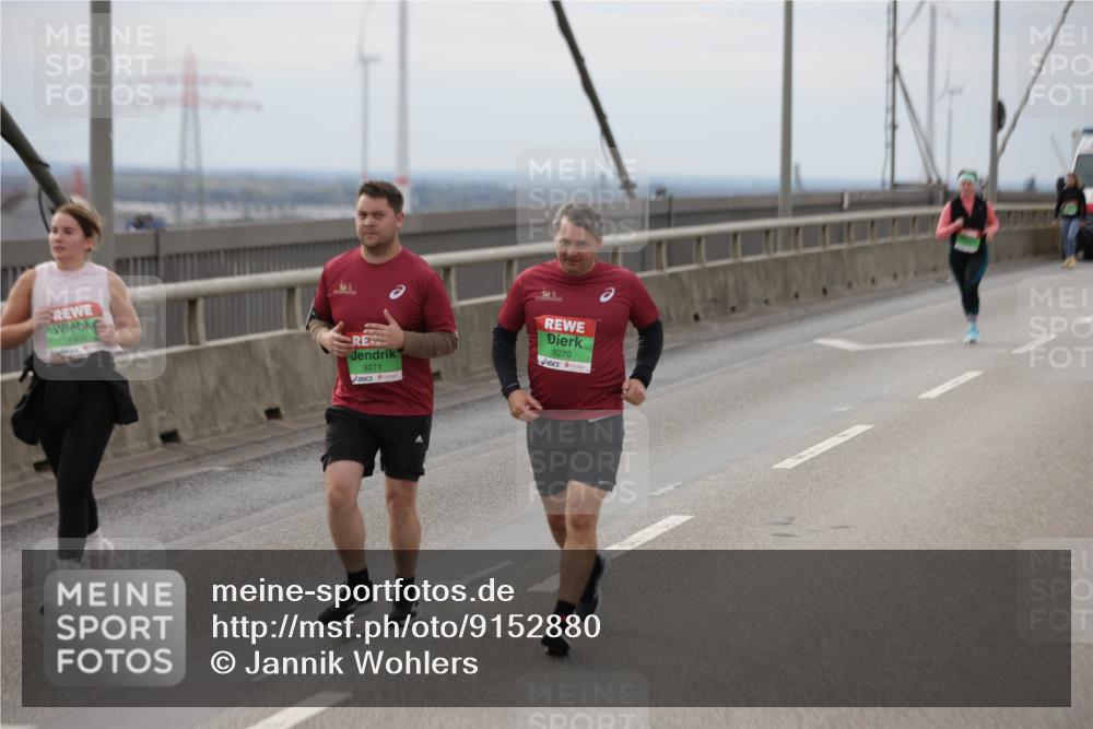 03.10.2025 - Köhlbrandbrückenlauf Jannik Wohlers http://msf.ph/oto/9152880 03.10.2025 16:02:32 Position 1 8400, 9271, 9270 meine-sportfotos.de