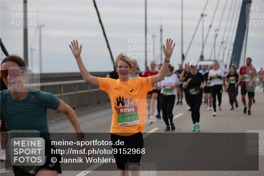 03.10.2025 - Köhlbrandbrückenlauf Jannik Wohlers http://msf.ph/oto/9152968 03.10.2025 16:03:15 Position 1 42, 8316 meine-sportfotos.de