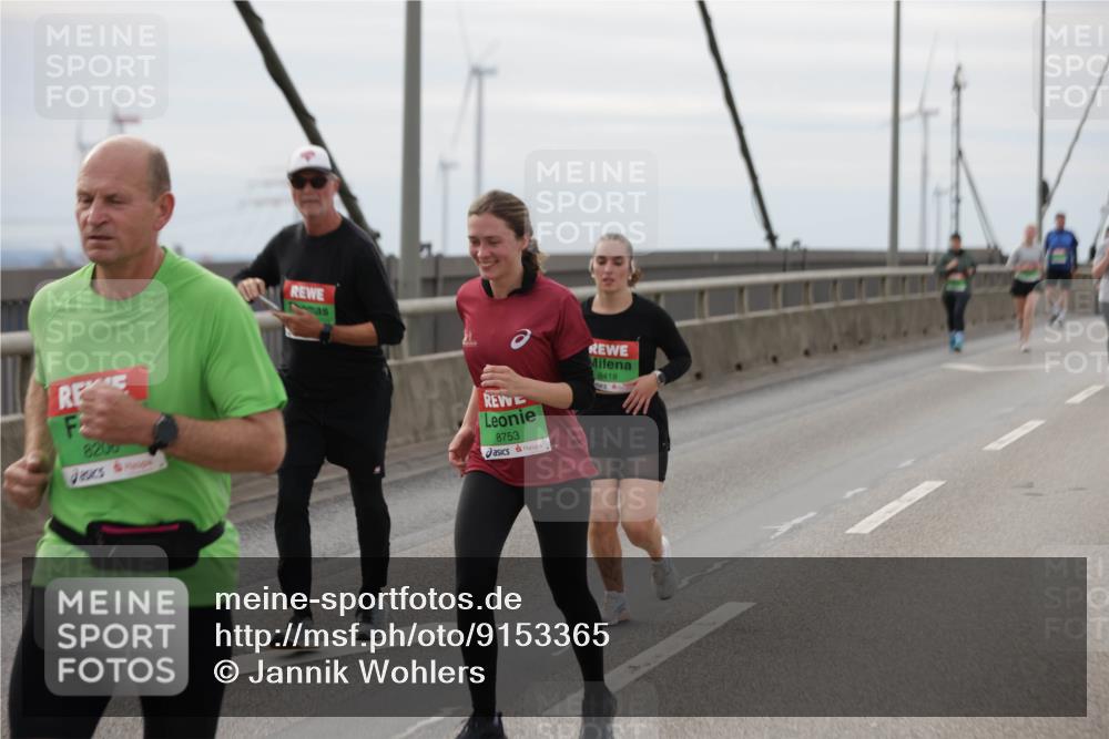 03.10.2025 - Köhlbrandbrückenlauf Jannik Wohlers http://msf.ph/oto/9153365 03.10.2025 16:04:04 Position 1 8200, 8753, 8418 meine-sportfotos.de