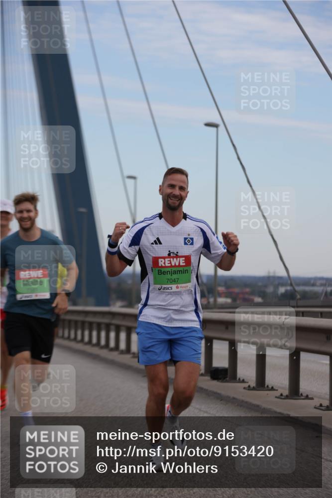 03.10.2025 - Köhlbrandbrückenlauf Jannik Wohlers http://msf.ph/oto/9153420 03.10.2025 15:19:19 Position 1 77181, 7047 meine-sportfotos.de