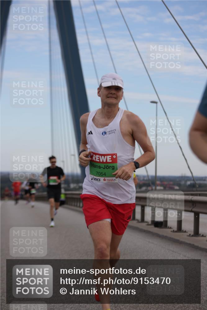 03.10.2025 - Köhlbrandbrückenlauf Jannik Wohlers http://msf.ph/oto/9153470 03.10.2025 15:19:21 Position 1 7054 meine-sportfotos.de