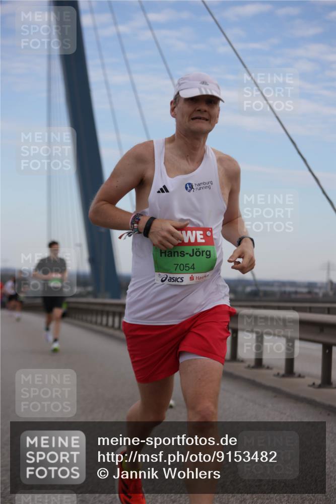 03.10.2025 - Köhlbrandbrückenlauf Jannik Wohlers http://msf.ph/oto/9153482 03.10.2025 15:19:21 Position 1 7054 meine-sportfotos.de