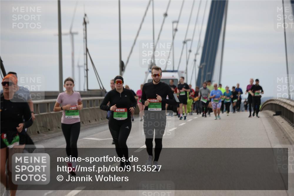 03.10.2025 - Köhlbrandbrückenlauf Jannik Wohlers http://msf.ph/oto/9153527 03.10.2025 16:04:20 Position 1 7900, 8586, 8563 meine-sportfotos.de