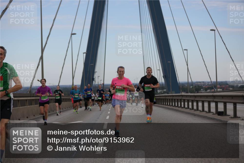 03.10.2025 - Köhlbrandbrückenlauf Jannik Wohlers http://msf.ph/oto/9153962 03.10.2025 15:22:44 Position 1 7301 meine-sportfotos.de