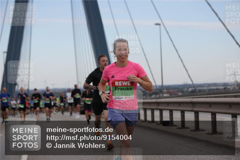 03.10.2025 - Köhlbrandbrückenlauf Jannik Wohlers http://msf.ph/oto/9154004 03.10.2025 15:22:46 Position 1 7301 meine-sportfotos.de