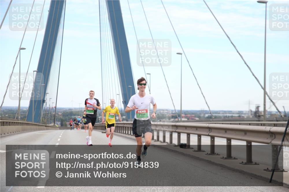 03.10.2025 - Köhlbrandbrückenlauf Jannik Wohlers http://msf.ph/oto/9154839 03.10.2025 15:17:59 Position 1 7009 meine-sportfotos.de