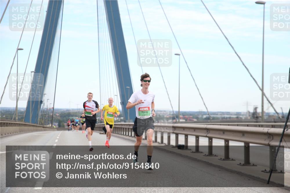 03.10.2025 - Köhlbrandbrückenlauf Jannik Wohlers http://msf.ph/oto/9154840 03.10.2025 15:17:59 Position 1 7009 meine-sportfotos.de