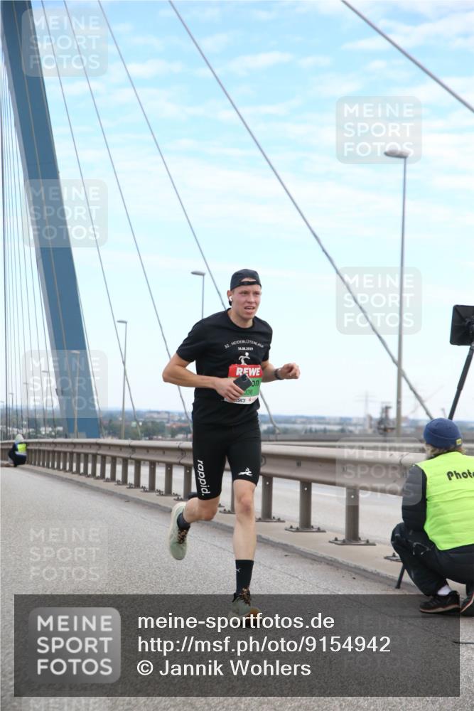 03.10.2025 - Köhlbrandbrückenlauf Jannik Wohlers http://msf.ph/oto/9154942 03.10.2025 15:18:28 Position 1 32, 24, 08, 2019, 936 meine-sportfotos.de
