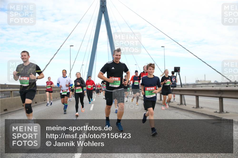 03.10.2025 - Köhlbrandbrückenlauf Jannik Wohlers http://msf.ph/oto/9156423 03.10.2025 15:30:27 Position 1 9158, 9159 meine-sportfotos.de