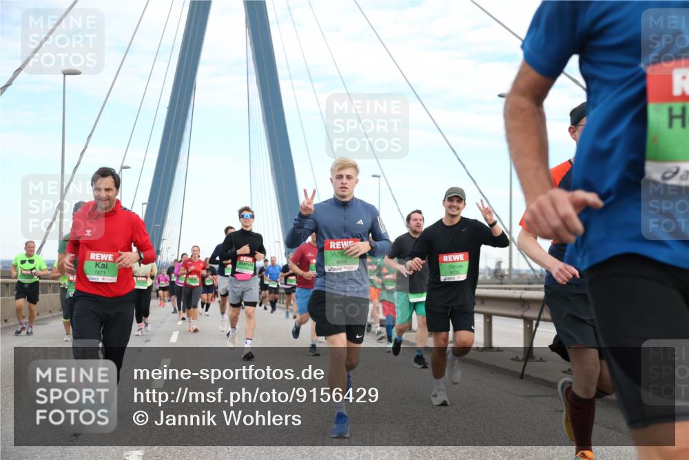 03.10.2025 - Köhlbrandbrückenlauf Jannik Wohlers http://msf.ph/oto/9156429 03.10.2025 15:30:29 Position 1 7871, 9698, 9735 meine-sportfotos.de
