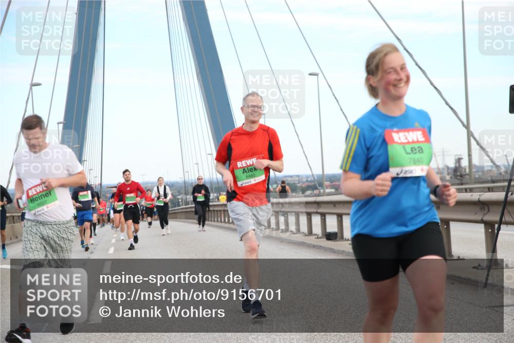 03.10.2025 - Köhlbrandbrückenlauf Jannik Wohlers http://msf.ph/oto/9156701 03.10.2025 15:32:43 Position 1 8037, 8460, 7840 meine-sportfotos.de