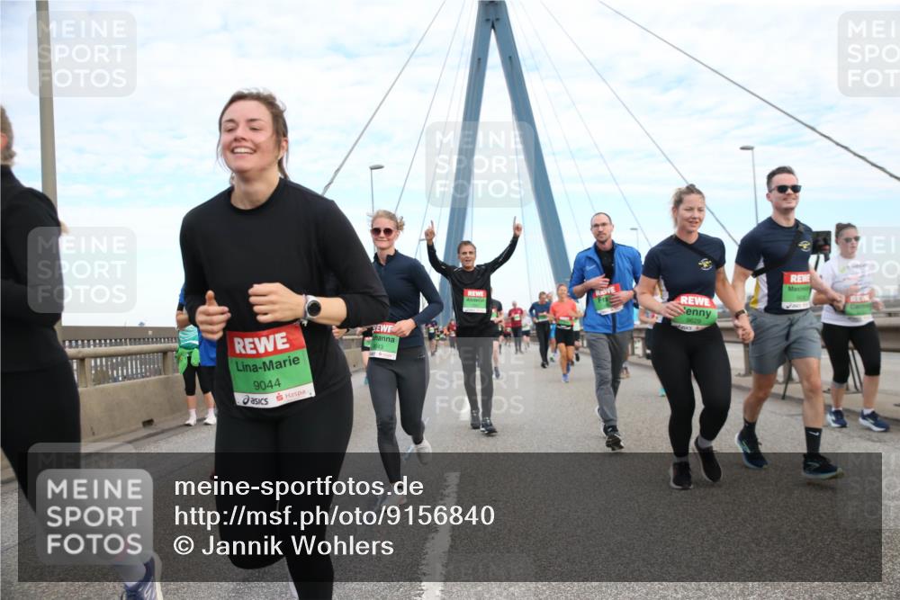 03.10.2025 - Köhlbrandbrückenlauf Jannik Wohlers http://msf.ph/oto/9156840 03.10.2025 15:33:54 Position 1 9044, 9043, 9629 meine-sportfotos.de