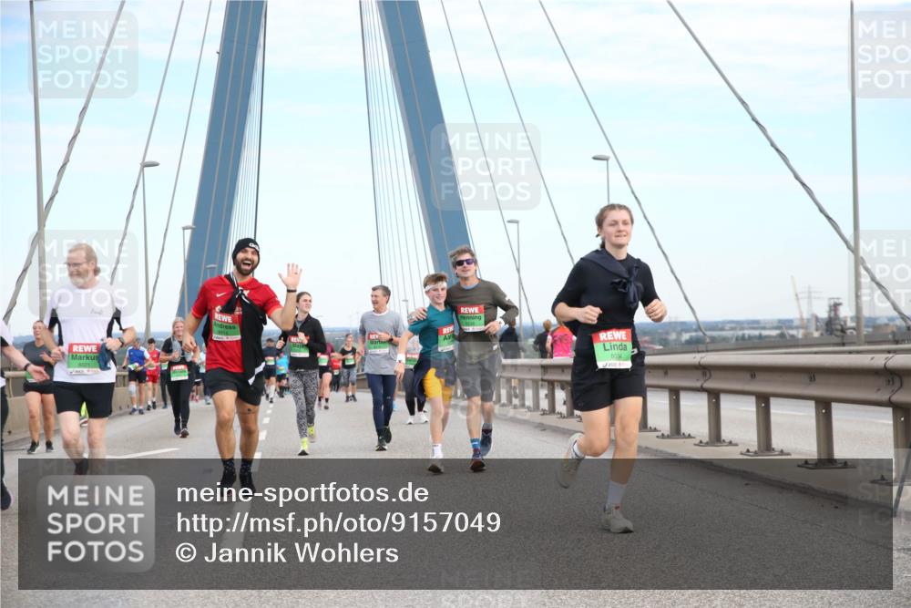 03.10.2025 - Köhlbrandbrückenlauf Jannik Wohlers http://msf.ph/oto/9157049 03.10.2025 15:35:31 Position 1 8021, 8238, 8034 meine-sportfotos.de