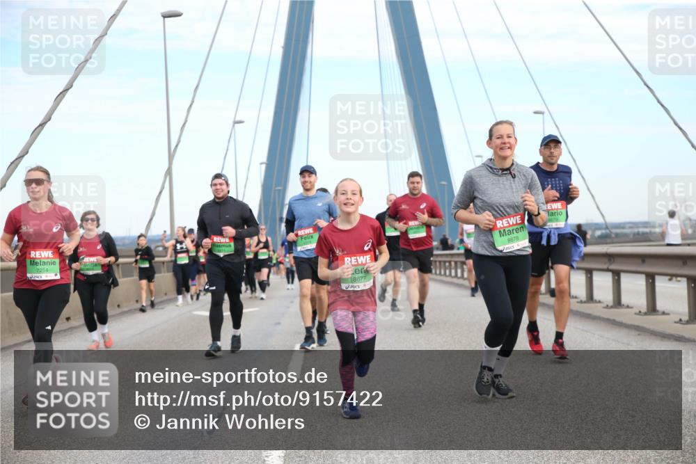 03.10.2025 - Köhlbrandbrückenlauf Jannik Wohlers http://msf.ph/oto/9157422 03.10.2025 15:37:36 Position 1 7254, 8678, 8677 meine-sportfotos.de