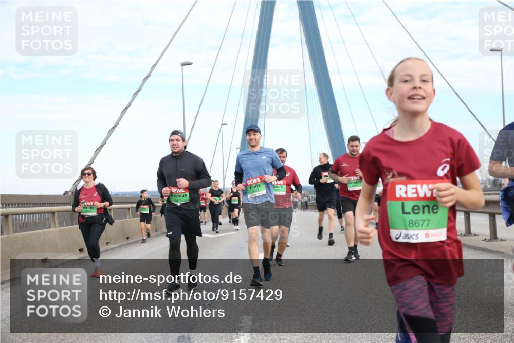 03.10.2025 - Köhlbrandbrückenlauf Jannik Wohlers http://msf.ph/oto/9157429 03.10.2025 15:37:37 Position 1 8471, 8318, 8677 meine-sportfotos.de