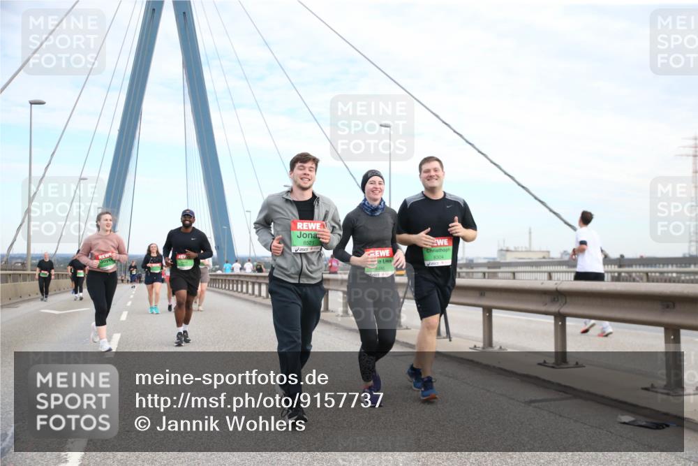 03.10.2025 - Köhlbrandbrückenlauf Jannik Wohlers http://msf.ph/oto/9157737 03.10.2025 15:40:41 Position 1 8521, 8486, 8304 meine-sportfotos.de