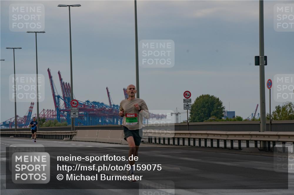 03.10.2025 - Köhlbrandbrückenlauf Michael Burmester http://msf.ph/oto/9159075 03.10.2025 15:35:25 Position 3 12, 5, 2, 5 meine-sportfotos.de