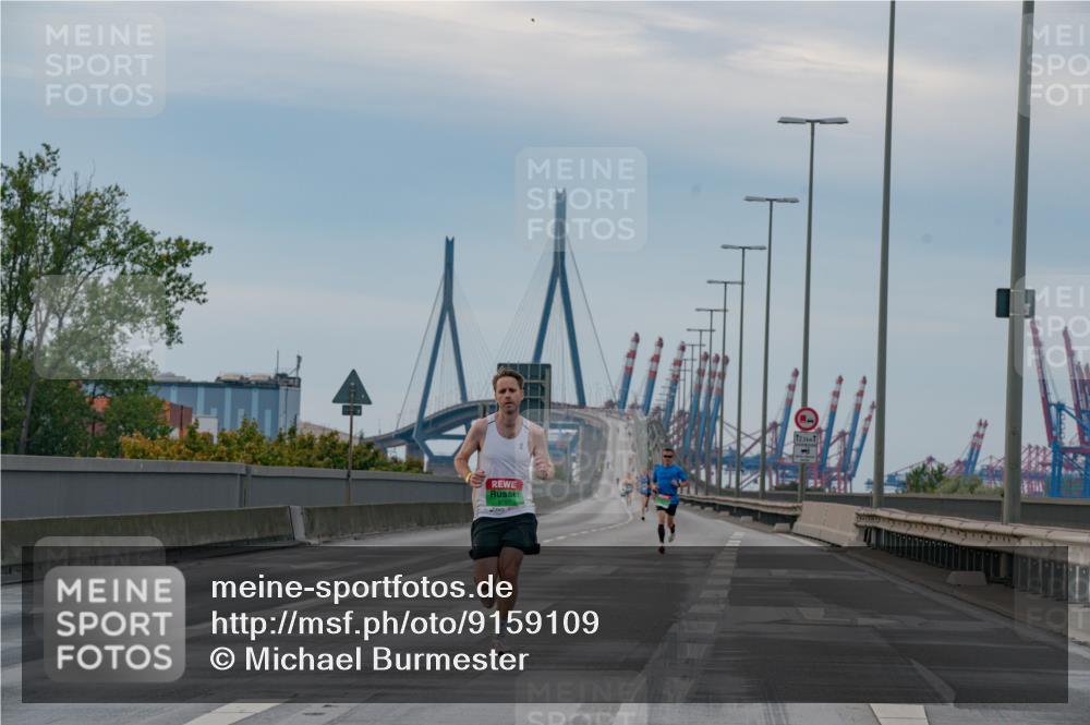03.10.2025 - Köhlbrandbrückenlauf Michael Burmester http://msf.ph/oto/9159109 03.10.2025 15:37:15 Position 3 12, 5 meine-sportfotos.de