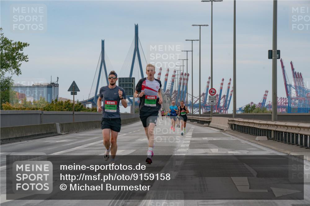 03.10.2025 - Köhlbrandbrückenlauf Michael Burmester http://msf.ph/oto/9159158 03.10.2025 15:39:14 Position 3 12, 5, 7021 meine-sportfotos.de
