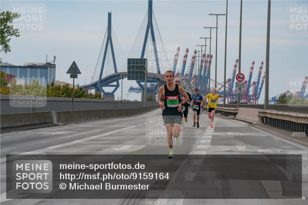 03.10.2025 - Köhlbrandbrückenlauf Michael Burmester http://msf.ph/oto/9159164 03.10.2025 15:39:23 Position 3 12, 5 meine-sportfotos.de