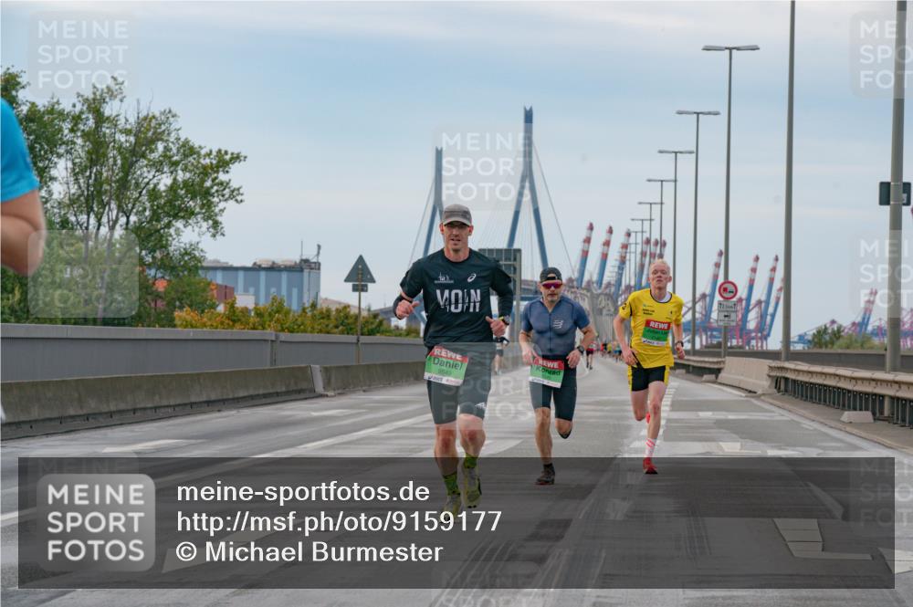 03.10.2025 - Köhlbrandbrückenlauf Michael Burmester http://msf.ph/oto/9159177 03.10.2025 15:39:34 Position 3 9549 meine-sportfotos.de
