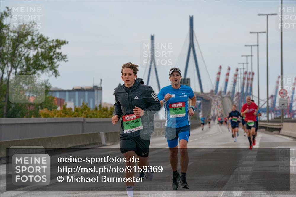 03.10.2025 - Köhlbrandbrückenlauf Michael Burmester http://msf.ph/oto/9159369 03.10.2025 15:43:06 Position 3 7286, 234, 9590 meine-sportfotos.de