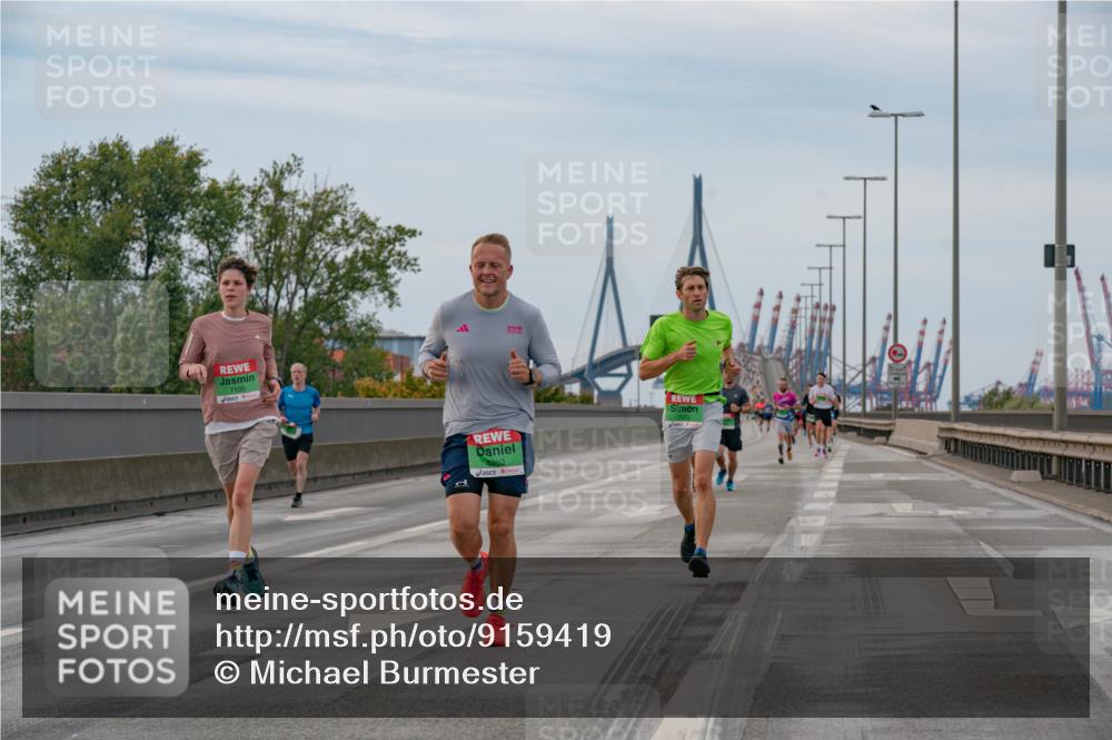 03.10.2025 - Köhlbrandbrückenlauf Michael Burmester http://msf.ph/oto/9159419 03.10.2025 15:43:43 Position 3 7100, 8993 meine-sportfotos.de