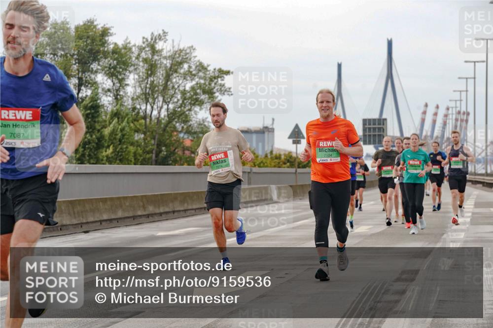 03.10.2025 - Köhlbrandbrückenlauf Michael Burmester http://msf.ph/oto/9159536 03.10.2025 15:45:31 Position 3 7087, 7274, 7104 meine-sportfotos.de