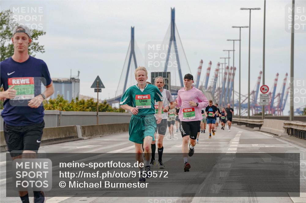 03.10.2025 - Köhlbrandbrückenlauf Michael Burmester http://msf.ph/oto/9159572 03.10.2025 15:45:50 Position 3 9668, 7109, 9665 meine-sportfotos.de
