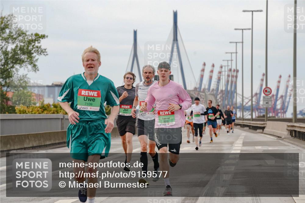 03.10.2025 - Köhlbrandbrückenlauf Michael Burmester http://msf.ph/oto/9159577 03.10.2025 15:45:52 Position 3 7109, 9521, 9665 meine-sportfotos.de