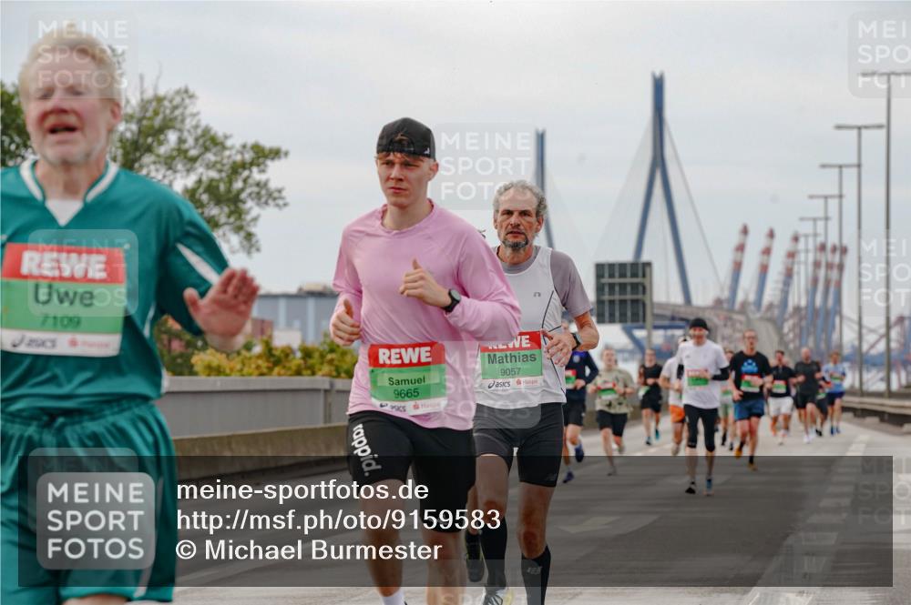 03.10.2025 - Köhlbrandbrückenlauf Michael Burmester http://msf.ph/oto/9159583 03.10.2025 15:45:54 Position 3 7109, 9665, 9057 meine-sportfotos.de