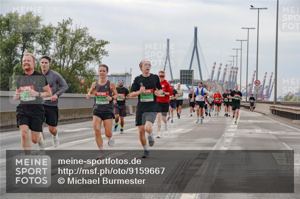 03.10.2025 - Köhlbrandbrückenlauf Michael Burmester http://msf.ph/oto/9159667 03.10.2025 15:46:34 Position 3 9715, 9186, 9187 meine-sportfotos.de