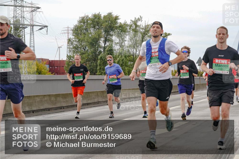 03.10.2025 - Köhlbrandbrückenlauf Michael Burmester http://msf.ph/oto/9159689 03.10.2025 15:46:44 Position 3 238, 7244, 7101 meine-sportfotos.de