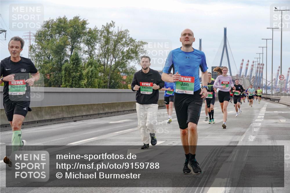 03.10.2025 - Köhlbrandbrückenlauf Michael Burmester http://msf.ph/oto/9159788 03.10.2025 15:47:45 Position 3 7106, 8940, 7027 meine-sportfotos.de