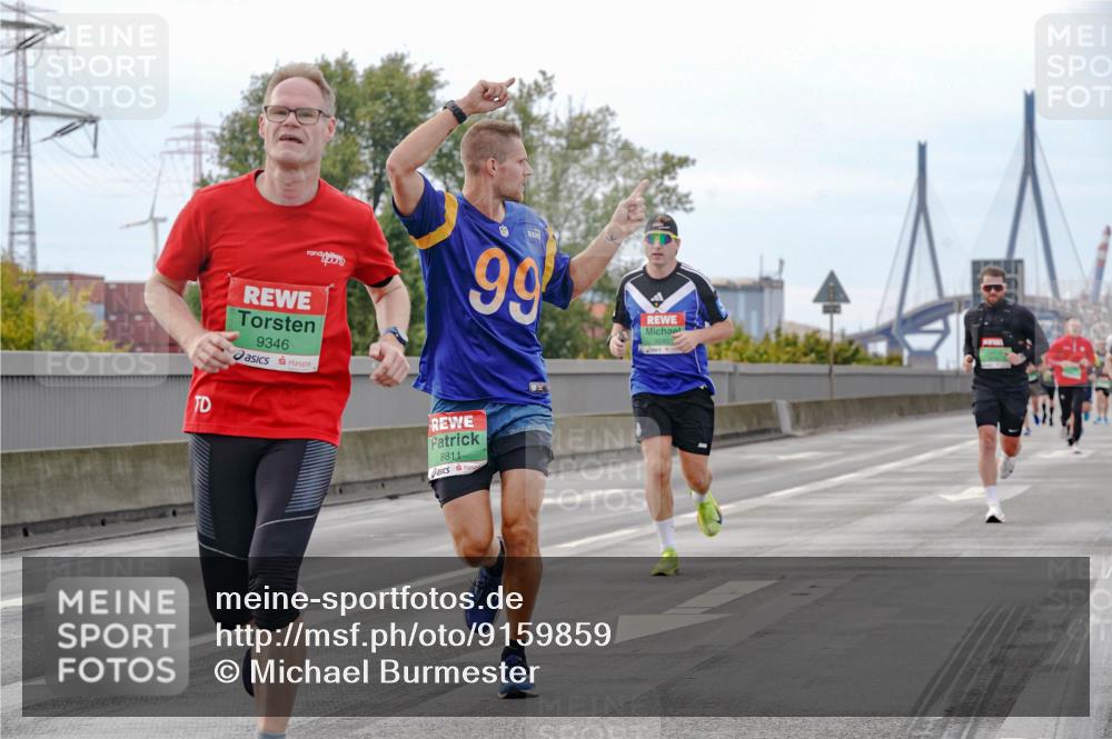 03.10.2025 - Köhlbrandbrückenlauf Michael Burmester http://msf.ph/oto/9159859 03.10.2025 15:48:17 Position 3 99, 9346, 8811 meine-sportfotos.de