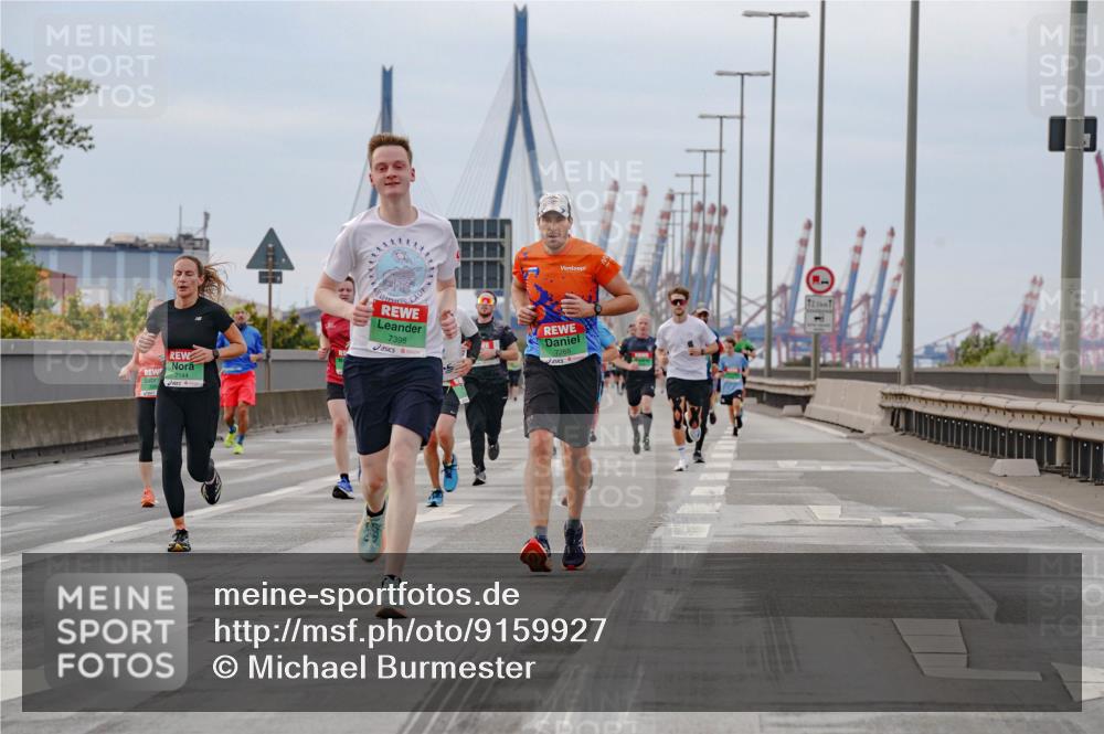 03.10.2025 - Köhlbrandbrückenlauf Michael Burmester http://msf.ph/oto/9159927 03.10.2025 15:48:58 Position 3 7144, 7398, 7265 meine-sportfotos.de