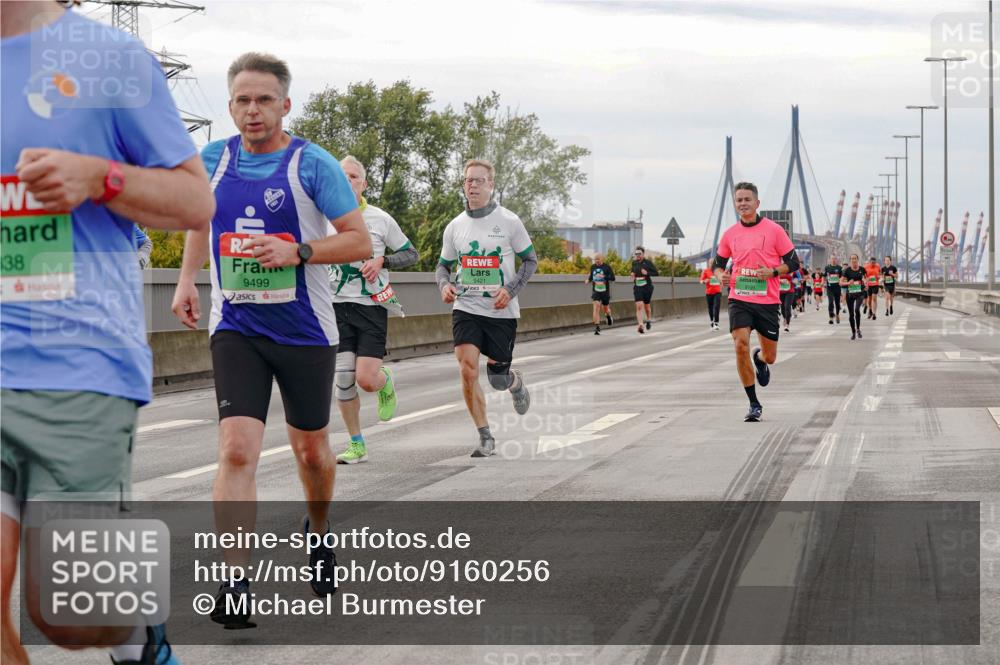 03.10.2025 - Köhlbrandbrückenlauf Michael Burmester http://msf.ph/oto/9160256 03.10.2025 15:51:31 Position 3 38, 9499, 9421 meine-sportfotos.de