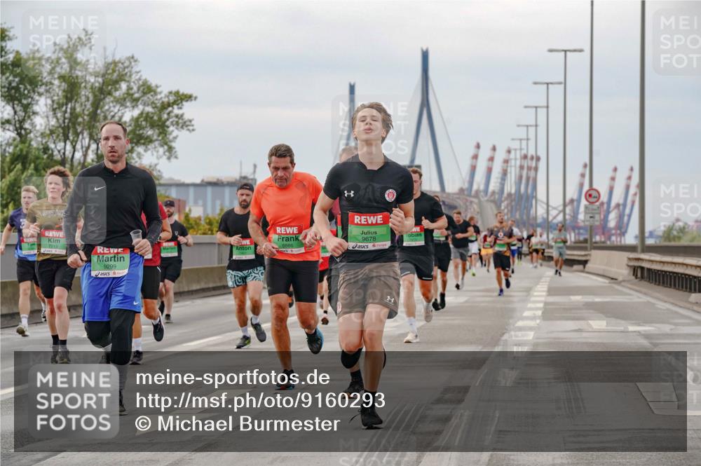 03.10.2025 - Köhlbrandbrückenlauf Michael Burmester http://msf.ph/oto/9160293 03.10.2025 15:51:50 Position 3 7213, 9299, 8886, 9678 meine-sportfotos.de