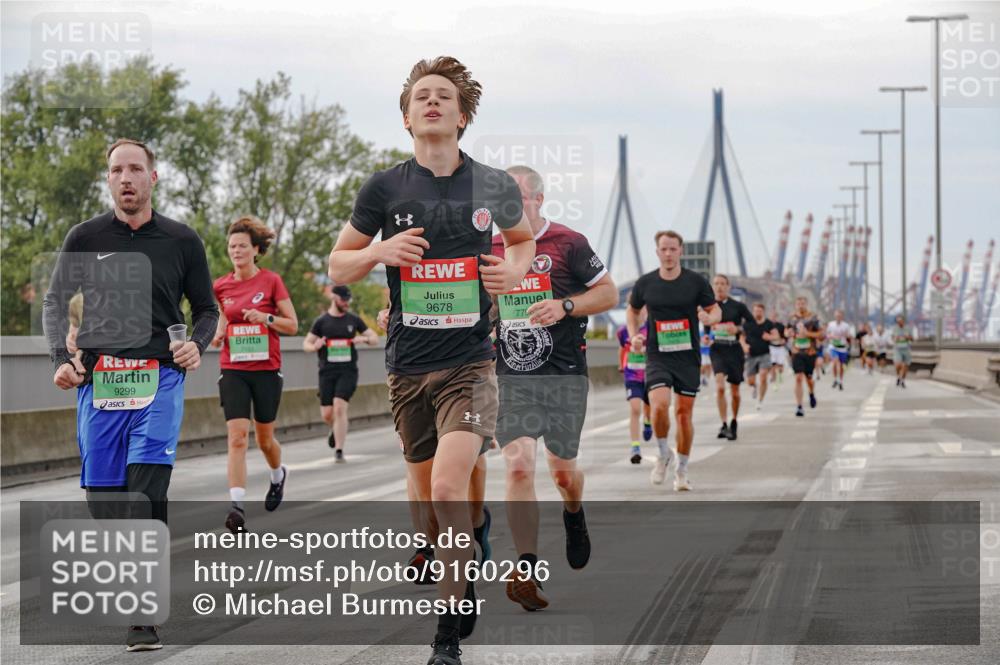 03.10.2025 - Köhlbrandbrückenlauf Michael Burmester http://msf.ph/oto/9160296 03.10.2025 15:51:51 Position 3 9299, 9678, 775 meine-sportfotos.de