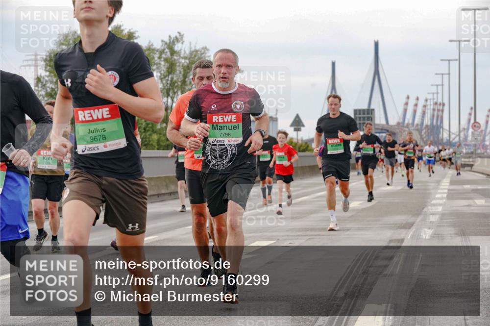 03.10.2025 - Köhlbrandbrückenlauf Michael Burmester http://msf.ph/oto/9160299 03.10.2025 15:51:52 Position 3 7213, 9678, 7798 meine-sportfotos.de