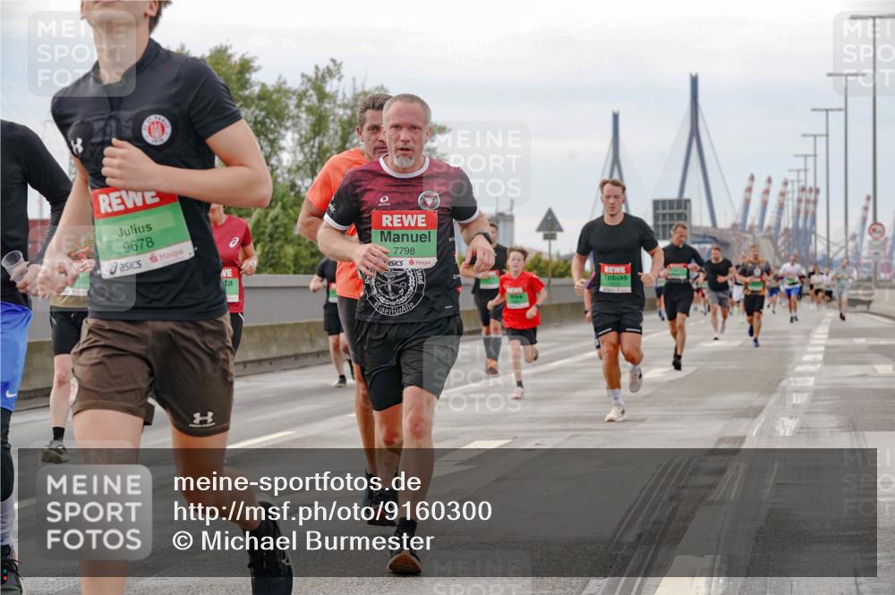 03.10.2025 - Köhlbrandbrückenlauf Michael Burmester http://msf.ph/oto/9160300 03.10.2025 15:51:52 Position 3 2210, 9678, 7798 meine-sportfotos.de